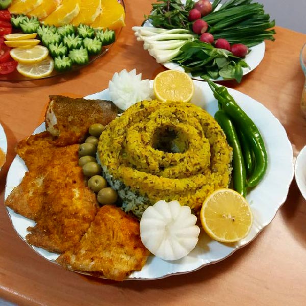 تزیین قالبی سبزی پلو با ماهی مجلسی