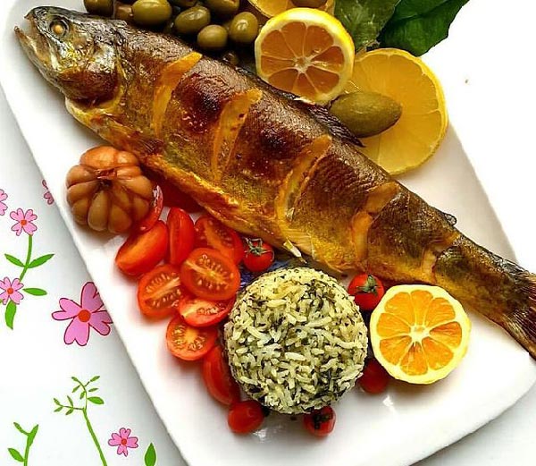دیزابن سبزی پلو با ماهی درسته با لیمو و ترشی سیر