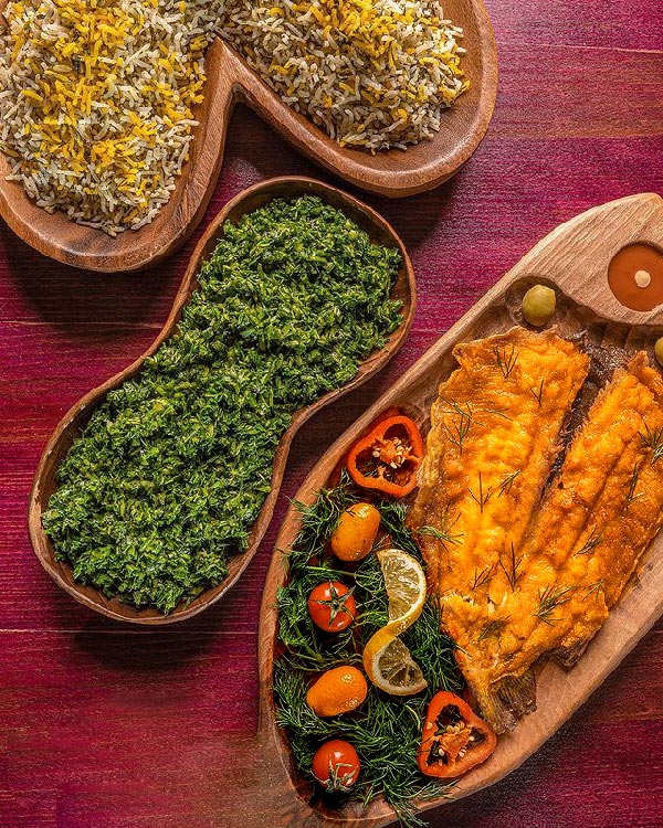 تزیین سبزی پلو با ماهی سفره شده