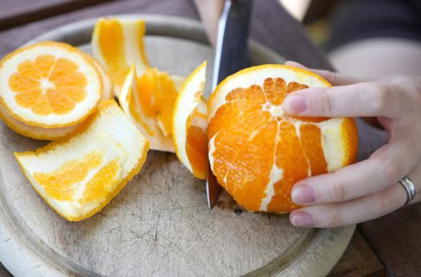 گرفتن پوست سفید پرتقال برای رفع تلخی آب پرتقال