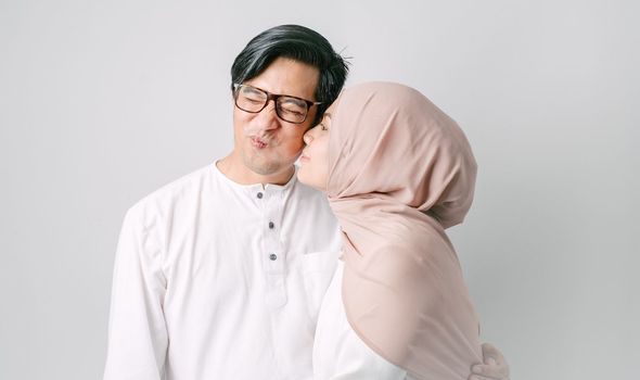 حکم بوسیدن همسر در ماه رمضان از نظر شیعه و سنی 1 حکم بوسیدن همسر در ماه مبارک رمضان چیست