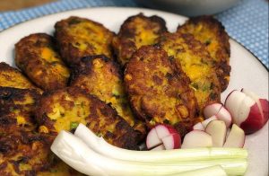 طرز تهیه کتلت تن ماهی دونفره با سیب زمینی و سبزیجات