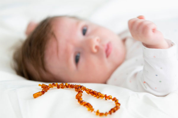 واکسن و دانه‌ های قرمز روی پوست نوزاد
