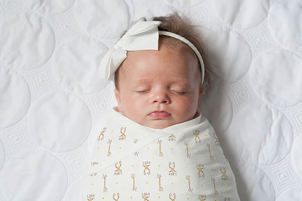 چگونه می‌توانم به نظم خواب نوزادم کمک کنم؟