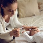 روش های پایین آوردن تب نوزاد در خانه