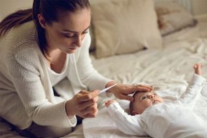 روش های پایین آوردن تب نوزاد در خانه