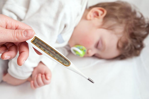 چرا نوزادان تب می‌کنند؟