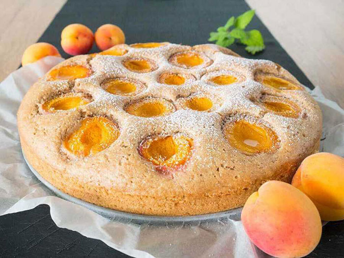 کیک زردآلو با زردآلوی تازه