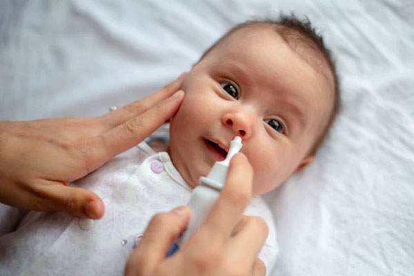 چه عواملی باعث گرفتگی بینی نوزاد می‌شود؟