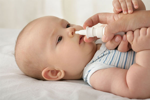 چگونه می‌توانید به کاهش گرفتگی بینی نوزاد کمک کنید؟