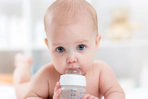 آب دادن به نوزاد در هنگام تب