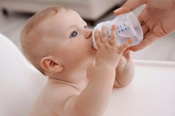 چرا آب برای نوزادان مناسب نیست؟
