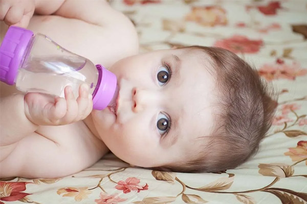 آیا آب دادن به نوزاد در هوای گرم مجاز است؟