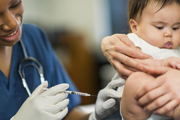آیا پس از دریافت واکسن چهار ماهگی باید به پزشک مراجعه کرد؟