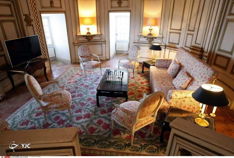 اتاق نشیمن اقامتگاه تابستانی ماکرون رییس جمهور فرانسه