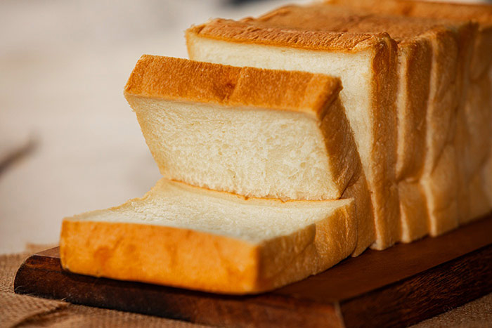 در رژیم غذایی برای کبد چرب باید مصرف نان سفید کم شود