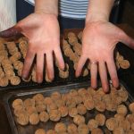 روش های پاک کردن سیاهی گردو از دست