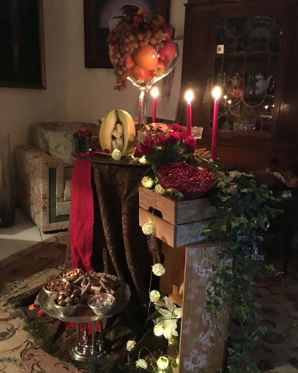 تزیین شب چله با صندوق چوبی میوه و پارچه های سنتی