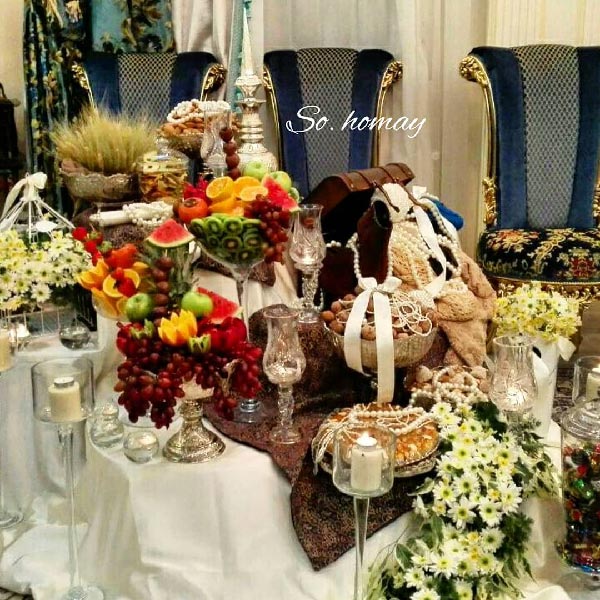 استفاده از شمع و گل و جام برای تزیینات شب یلدای عروس