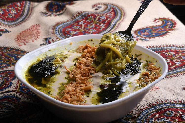 آش رشته نذری برای ۱۰۰ نفر