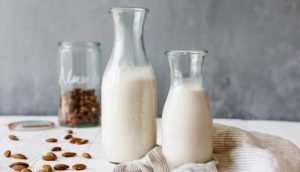 طرز تهیه شیر بادام خانگی ساده و وانیلی