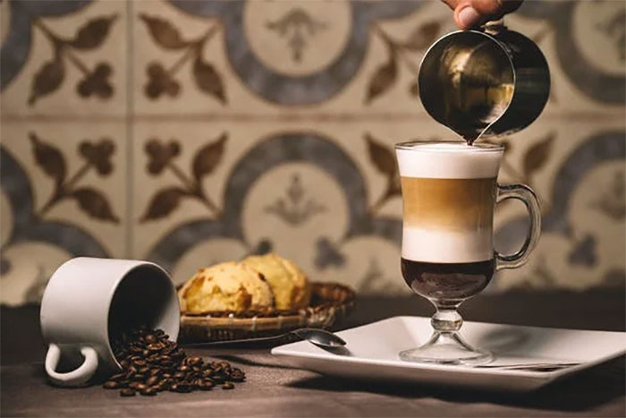 سرو قهوه موکاچینو به روش رستورانی