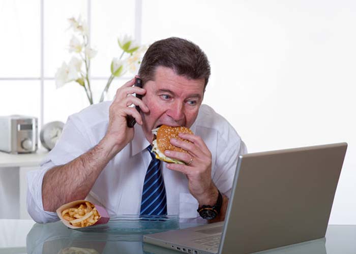 یکی از عادت ‌های بد غذایی این است که هنگام کار کردن غذا را میل کنید