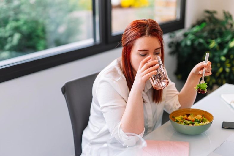 آیا آب خوردن بین غذا خوب است یا بد؟