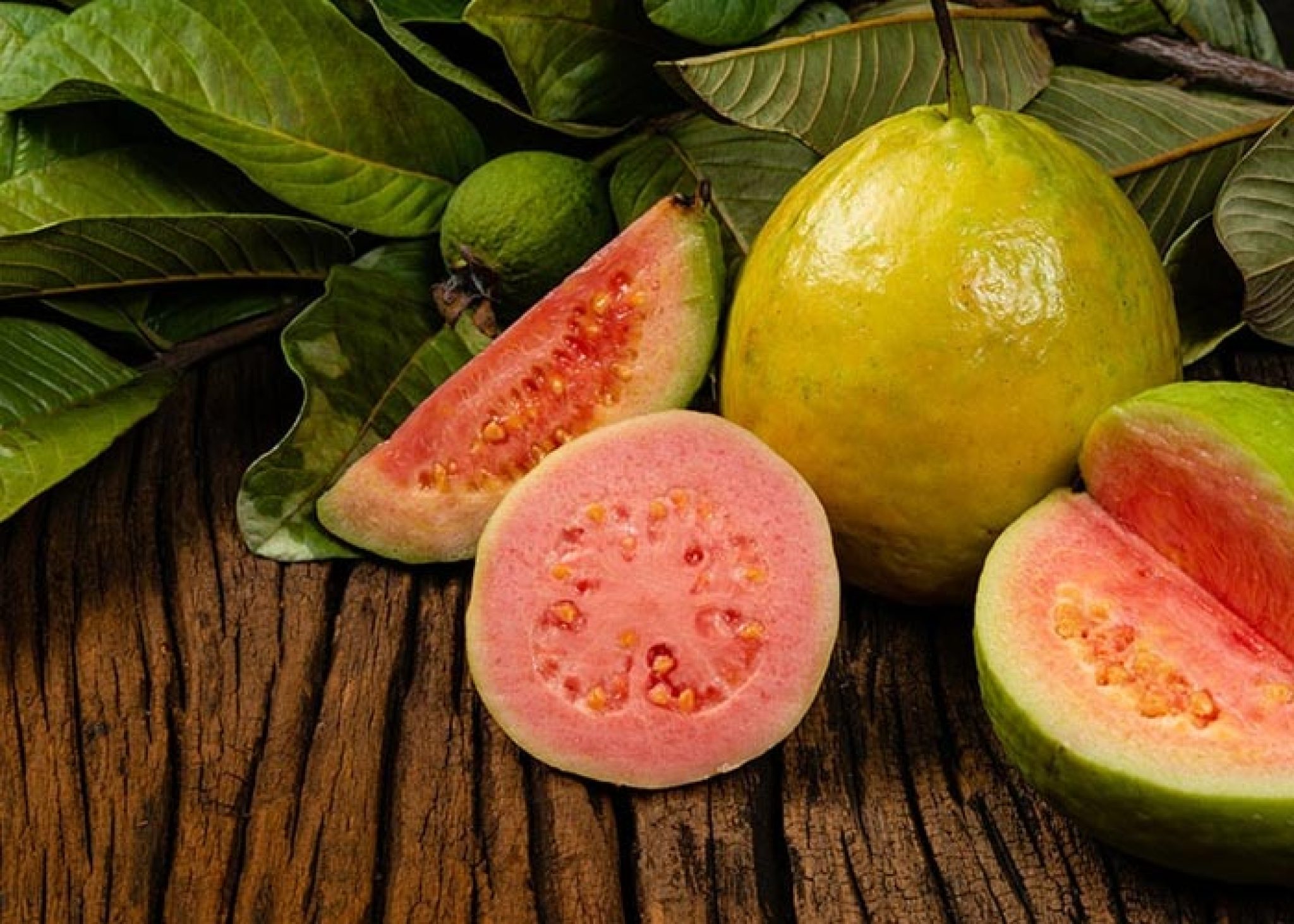 آشنایی با میوه گواوا، خواص و عوارض مصرف آن - ستاره