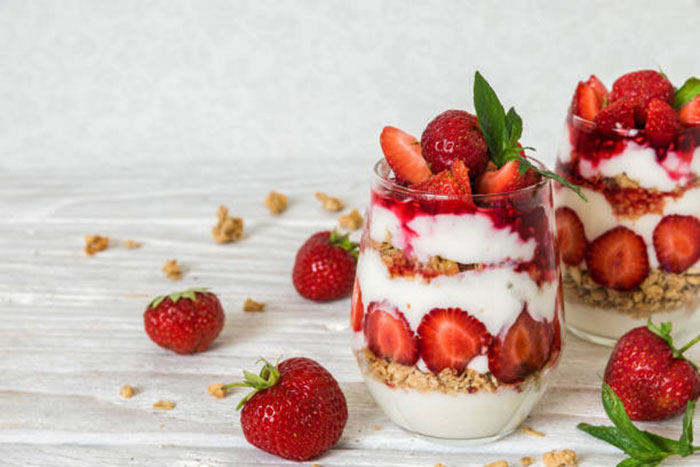 ترایفل خوش‌ترکیب توت فرنگی