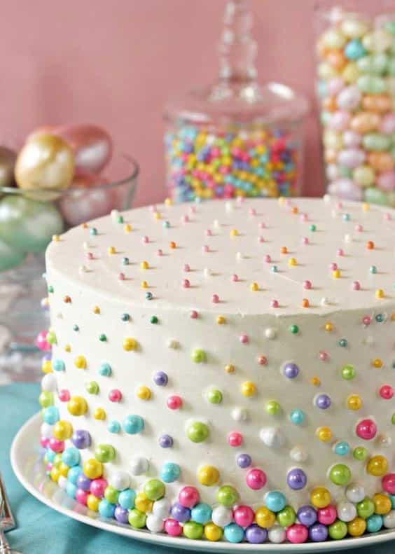 مدل کیک خامه ای خانگی ساده با تزیین مروارید خوراکی رنگی