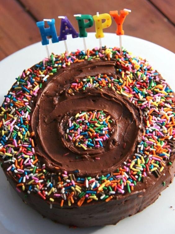مدل کیک تولد شکلاتی ساده خانگی تزیین شده با اسپرینکل های رنگی
