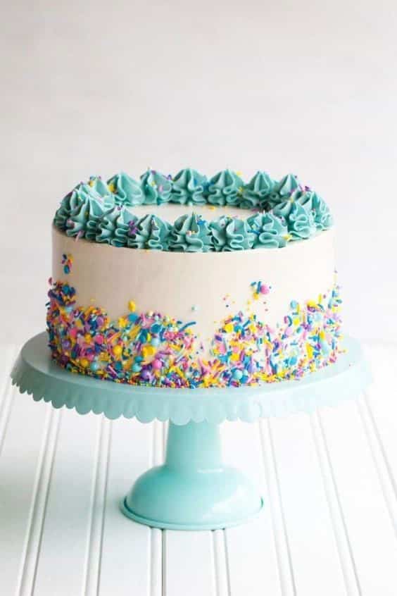 مدل کیک تولد خانگی خامه ای تزیین شده با ماسوره و اسپرینکل