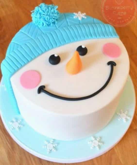 مدل کیک خانگی با تم زمستانی به شکل آدم برفی کار شده با فوندانت