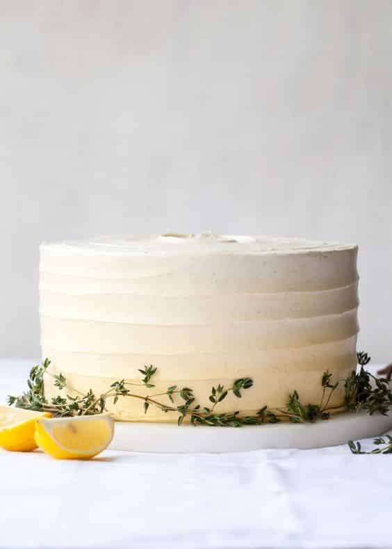 مدل کیک خامه ای ساده خانگی با تزیین ساده و شیک