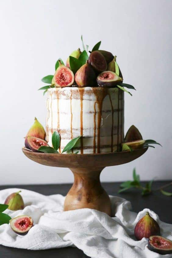 مدل کیک خانگی ساده تزیین شده با میوه انجیر و سس کارامل