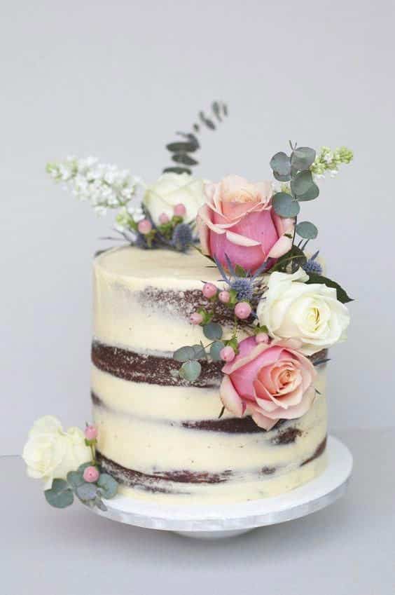 مدل کیک خامه ای خانگی تزیین شده با گل رز طبیعی