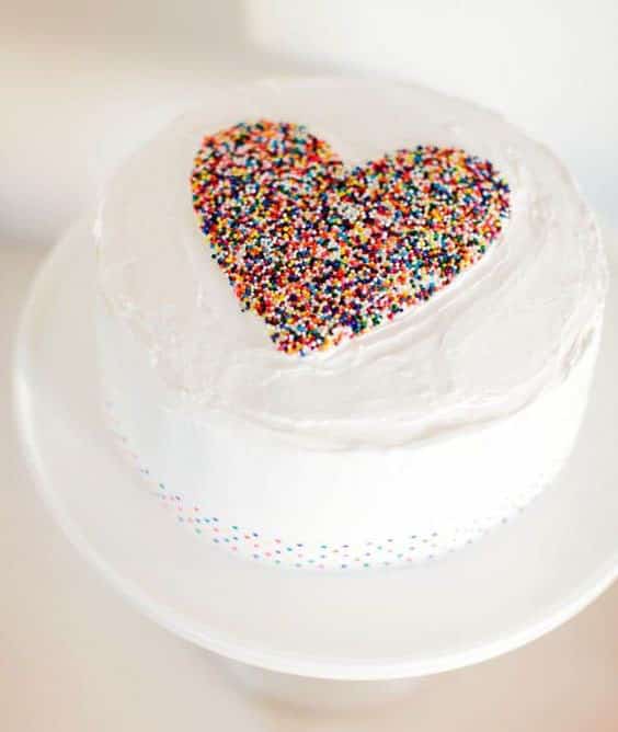 مدل کیک خانگی دونفره ساده تزیین شده با اسپرینکل های رنگی مناسب برای سالگرد عروسی