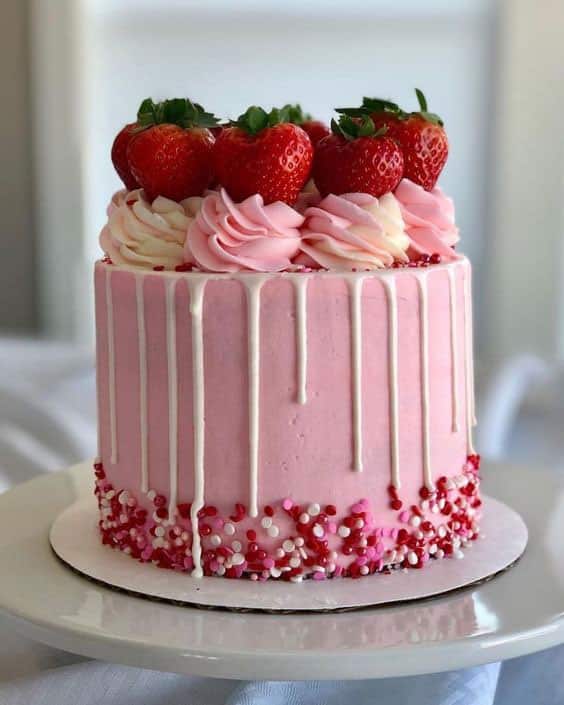 مدل کیک خامه ای خانگی میوه ای تزیین شده با سس شکلات، اسپرینکل و توت فرنگی