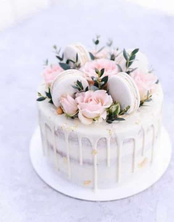 مدل کیک خامه ای خانگی ساده و شیک تزیین شده با گل رز و شیرینی ماکارون