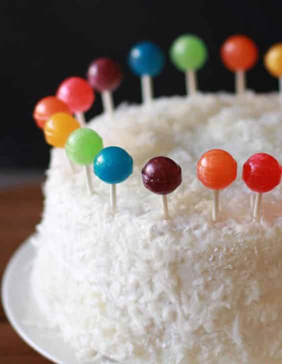 مدل کیک خانگی ساده با تزیین نارگیل و آبنبات های رنگی