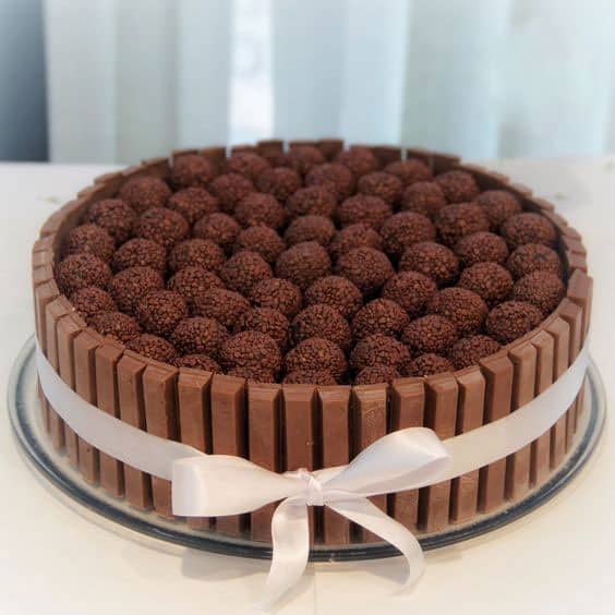 مدل کیک شکلاتی خانگی تزیین شده با کیت کت و ترافل شکلاتی