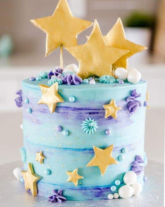 مدل کیک خامه ای خانگی با تزیین فوندانت و مروارید خوراکی با تم کهکشانی