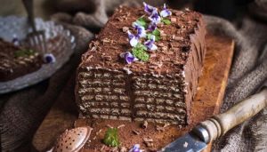 طرز تهیه کیک یخچالی شکلاتی