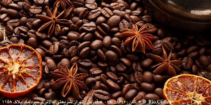 ادویه در کنار قهوه
