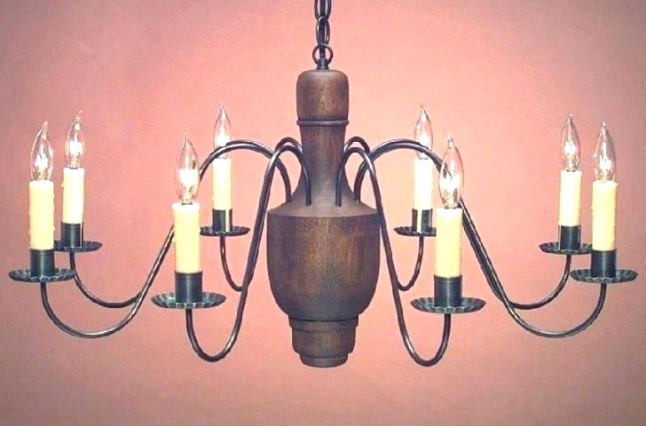 لوستر چوبی کلاسیک با شعله‌های فلزی مناسب پذیرایی