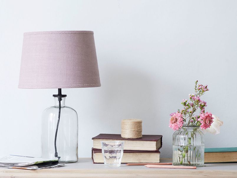 آباژور مینیمال مناسب اتاق خواب با پایه شیشهای شفاف