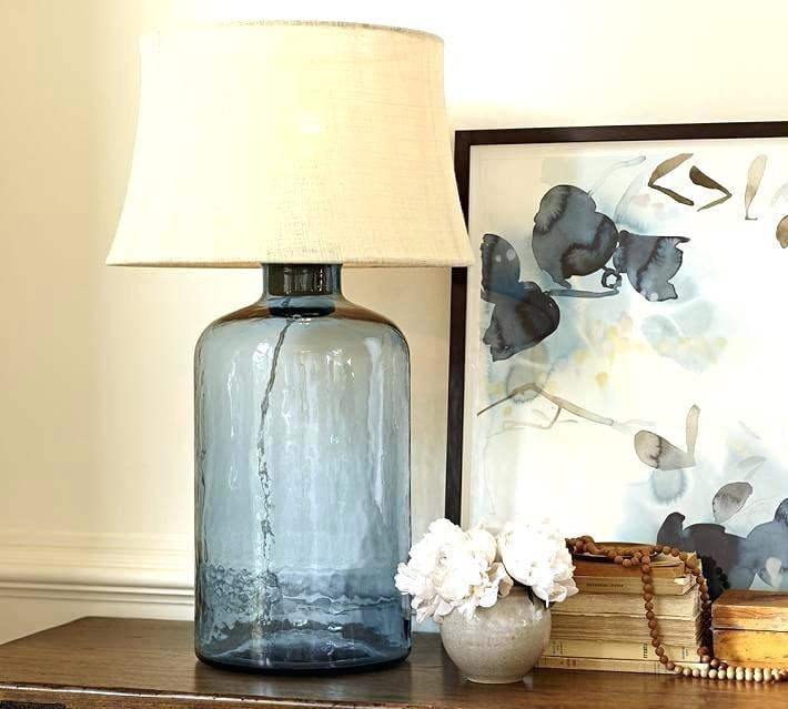 آباژور مدرن مناسب اتاق خواب بزرگسالان با بدنه شیشهای نیمه شفاف