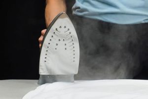 از بین بردن برق اتو از روی لباس