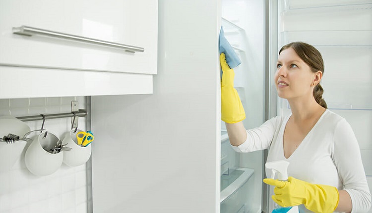 استفاده از تمیزکننده‌های آشپزخانه برای تمیز کردن داخل یخچال